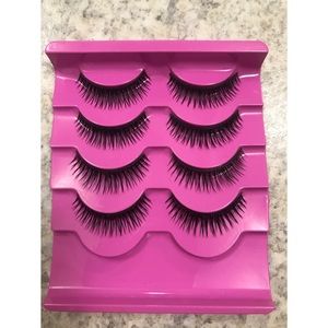 NATURAL FLASE EYELASHES!!!!